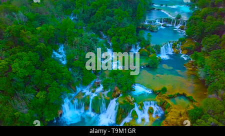 Aus der Vogelperspektive Kroatien, Europa; Wasserfall im Nationalpark Plitvicer Seen in Kroatien Stockfoto