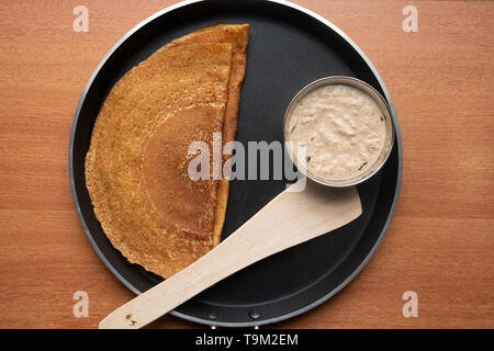 Maida Dosa mit Kokosnuss chutneyin Tawa, South Indian Frühstück Stockfoto