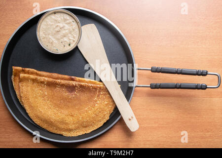 Maida Dosa mit Kokosnuss chutneyin Tawa, South Indian Frühstück Stockfoto