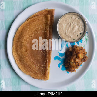 Maida Dosa mit Kokos Chutney und Kartoffel oder aloo currey in der Platte Stockfoto