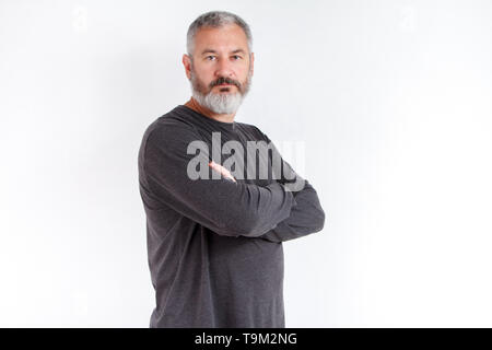 Brustbild eines schweren Grauhaarige bärtigen Mann in einem grauen T-Shirt auf einem weißen Hintergrund. Stockfoto