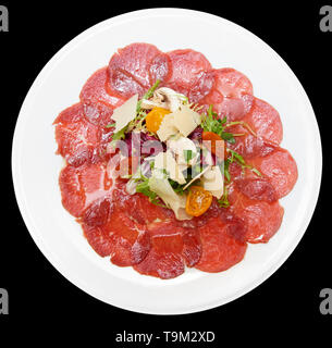 Carpaccio vom Rind, Champignons, Rucola und Käse auf schwarzem Hintergrund Stockfoto