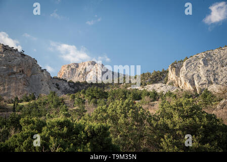 Foros, Republik Krim - April 1, 2019: in den Bergen im Süden der Halbinsel Krim Форос Крым Россия горный пейзаж юного берега Крымского Stockfoto