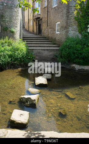 Die trittsteine über den Fluss Brue im Bruton, Somerset, England Stockfoto