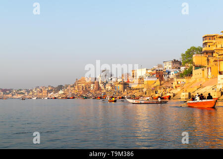 Varanasi, Indien, 23. März 2019 - Varanasi Ganges ghat mit antiken Stadt Architektur während der frühen schönen Sonnenaufgang vom Boot aus Stockfoto