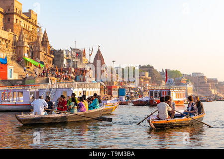 Indien, Varanasi, 27 Mär 2019 - Blick auf die ghats Ratneshwar Mahadev, Manikarnika Ghat und Scindia Ghat in Varanasi, während der frühen Sonnenaufgang, übernommen von Stockfoto