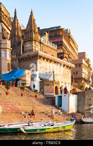 Indien, Varanasi, 27 Mär 2019 - Blick auf die ghats Ratneshwar Mahadev, Manikarnika Ghat und Scindia Ghat in Varanasi, während der frühen Sonnenaufgang, übernommen von Stockfoto