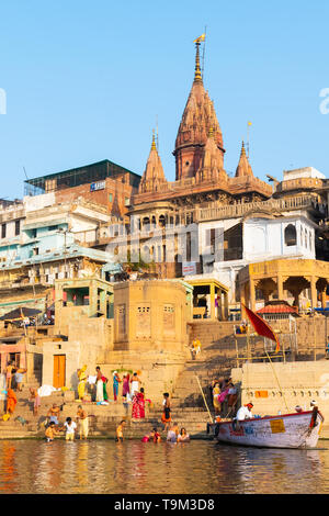 Indien, Varanasi, 27 Mär 2019 - Blick auf die ghats Ratneshwar Mahadev, Manikarnika Ghat und Scindia Ghat in Varanasi, während der frühen Sonnenaufgang, übernommen von Stockfoto