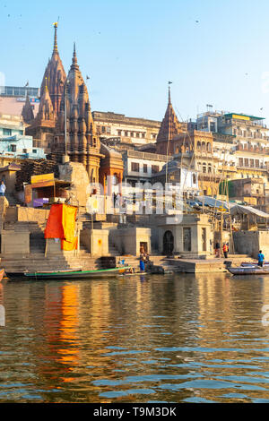 Indien, Varanasi, 27 Mär 2019 - Blick auf die ghats Ratneshwar Mahadev, Manikarnika Ghat und Scindia Ghat in Varanasi, während der frühen Sonnenaufgang, übernommen von Stockfoto