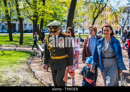 Russischen Major General feiert Zweiten Weltkrieg Sieg Tag im Park in St. Petersburg, Russland Stockfoto