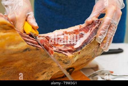 Kellner ist Schneiden jamon (Prosciutto) - Spanisch Essen Stockfoto