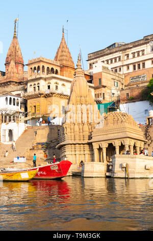 Indien, Varanasi, 27 Mär 2019 - Blick auf die ghats Ratneshwar Mahadev, Manikarnika Ghat und Scindia Ghat in Varanasi, während der frühen Sonnenaufgang, übernommen von Stockfoto