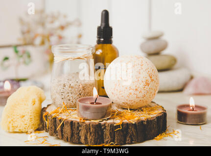 Seitenansicht Home Wellness Wellness Produkte, Orange, Badebombe, Aroma Badesalz, Meer schwamm, Kaffee Kerzen. Sehr zen, Baum der Liebe und Amethyst cryst Stockfoto