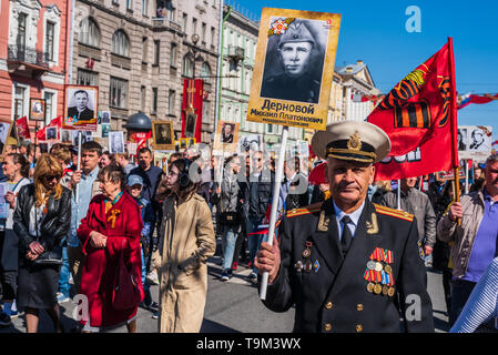 Unsterblich Regiment - Menschen tragen Banner mit einem Foto von ihrem Krieger Vorfahren, der Tag des Sieges, der Nevsky Prospekt, St. Petersburg, Russland Stockfoto