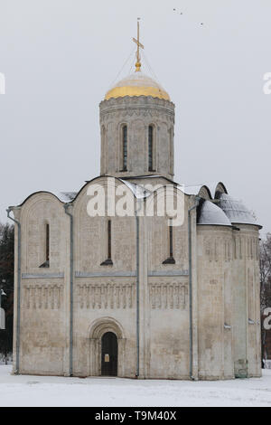 Blick auf Kathedrale von Saint Demetrius während eines verschneiten Wintertag in Wladimir (Wladimir, Russland, Europa) Stockfoto