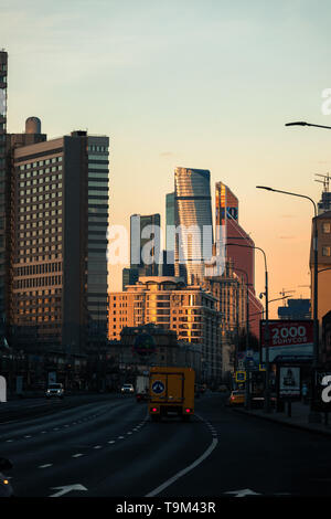 Blick entlang New Arbat Avenue an der finanziellen Zentrum von Moskau während der frühen Morgen Sonnenaufgang mit glooming orange Tönen (Moskau, Russland, Europa) Stockfoto