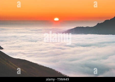 Sonnenaufgang über den Bergen wolken Luftaufnahme Landschaft in Norwegen Reisen ruhige idyllische Landschaft Stockfoto