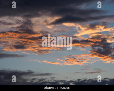 Sonnenuntergang über den Wolken über den Ottawa River, Kanada widerspiegeln Stockfoto