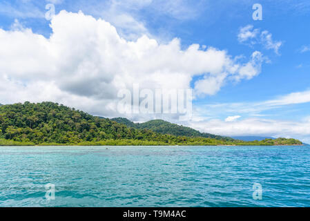 Wunderschöne tropische Natur Landschaft aus Meer, in der Nähe des Strandes, grüne Insel, Weiße Wolke und blauer Himmel im Sommer bei Ko Ra Wi Insel während der Fahrt Stockfoto