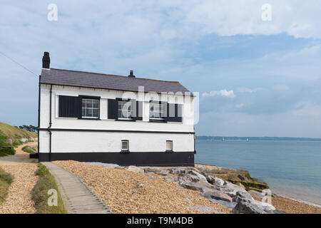 Der Watch House von der Küstenwache, im Jahre 1828 fertig gebaut, auf Lepe Strand an der Südküste von Hampshire, Großbritannien Stockfoto