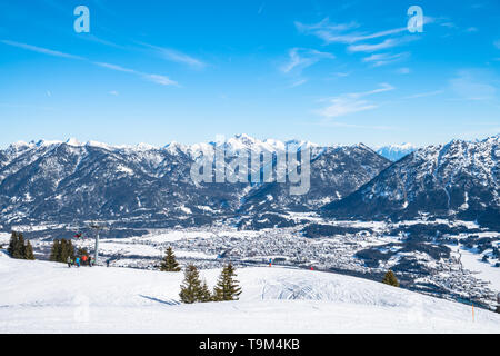Panorama der schneebedeckten Alpen im Winter auf der Reuttener Seilbahnen entfernt, mit Ski slop im Vordergrund, Tirol, Österreich Stockfoto