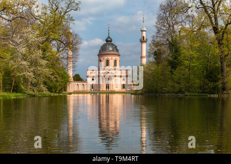 Atemberaubende Aussicht auf die Moschee mit schönen Reflexion im Garten des Schloss Schwetzingen, in der Nähe von Heidelberg und Mannheim, Baden-Wuerttemberg, Germ Stockfoto