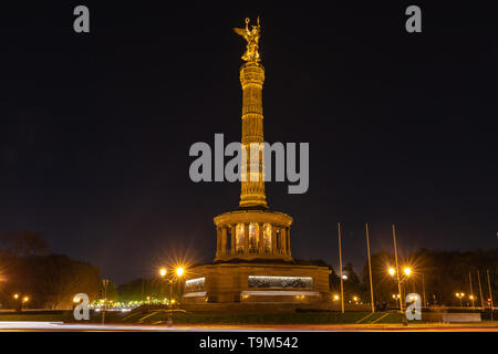 Nacht Blick von der Siegessäule mit der goldenen Statue von Victoria auf der Oberseite, am Großen Stern Platz in Berlin, Deutschland Stockfoto