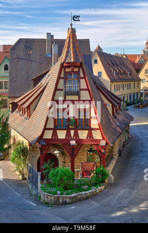 Schöne Aussicht auf den historischen Gerlach Schmiede und die roeder Gate Tower in der mittelalterlichen Stadt Rothenburg Taube an einem sonnigen Tag, Bayern, Stockfoto