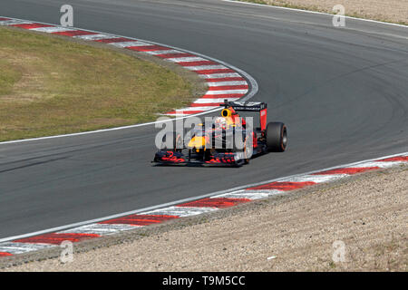 Max Verstappen Fahrt die Ecke mit seinem Formel 1 Auto mit roten und weißen Bordsteinkante Stockfoto