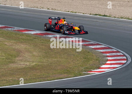 MaxVerstappen drice in der Ecke in der Red Bull Formel 1 Auto von 2011 (RB 7) Stockfoto