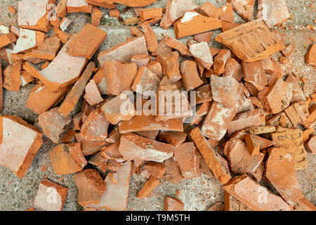 Gebrochene Steine auf einem Haufen auf dem Boden Glassplitter auf der Baustelle Stockfoto