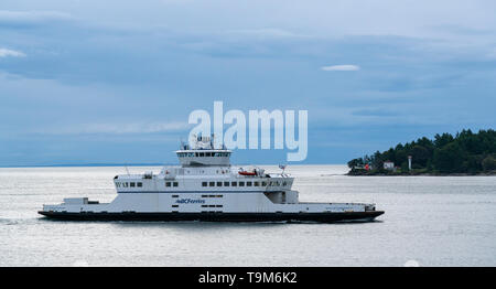 BC Ferries Königin von Cumberland, den aktiven Pass Leuchtturm, von Galiano Island in British Columbia, Kanada gesehen. Stockfoto