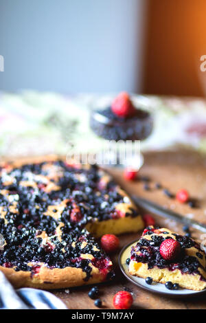Köstliches Frühstück, hausgemachte Kuchen, Sommer Konzept. Berry Blueberry Pie mit Erdbeeren auf hölzernen Hintergrund Stockfoto