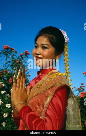 Thailand. Bangkok. Im freien Porträt der jungen Frau finger Tänzerin in traditioneller Kleidung. Stockfoto
