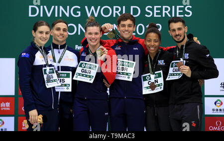 Großbritanniens Tom Daley und Gnade Reid posieren mit ihren Goldmedaillen neben Australiens Domonic Bedggood und Maddison Keeney (Silber) und Kanadas Jennifer Abel und Francois Imbeau-Dulac (Bronze) im Mixed 3m Synchro Sprungbrett am Tag drei der Diving World Series in London Aquatics Centre, London. Stockfoto