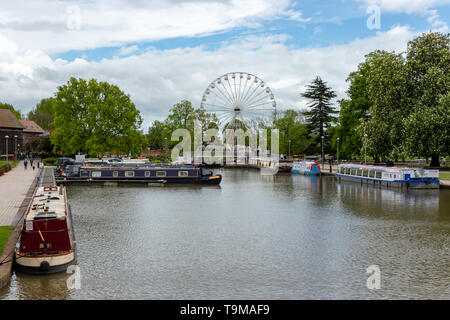 Schmale Boote, die in der Marina in Stratford-upon-Avon festgemacht sind Mit Riesenrad hinten Stockfoto