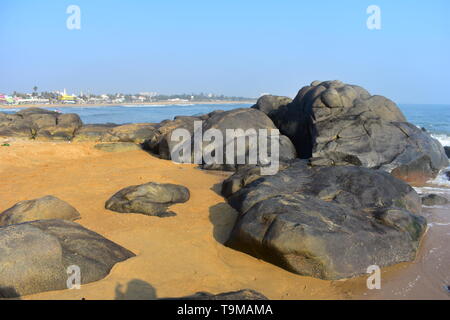 Chennai, Tamil Nadu, Indien: Februar 15, 2019 - Felsen in Kovalam Beach Stockfoto