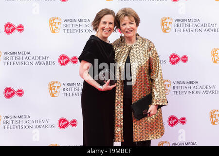 London, Großbritannien. 12. Mai 2019. Kirsty Wark (L) und Joan Bakewell (R) die Virgin Media British Academy Television Awards Zeremonie in der Royal Festival Hall besuchen. Credit: Wiktor Szymanowicz/Alamy leben Nachrichten Stockfoto