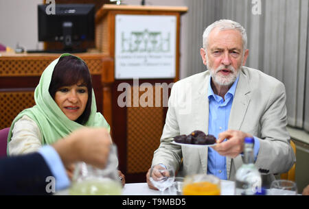 Der Führer der Jeremy Corbyn mit seiner Frau Laura Alvarez brechen die schnell bei einem Besuch der Regents Park Moschee in London. Stockfoto