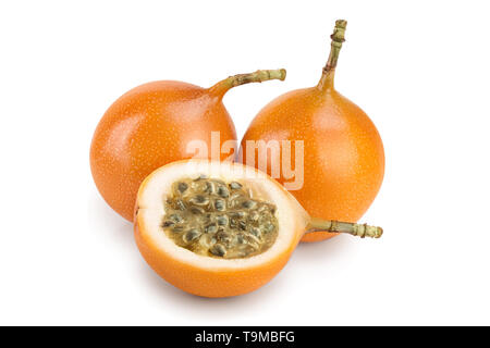 Granadilla oder gelbe Passionsfrucht auf weißem Hintergrund Stockfoto