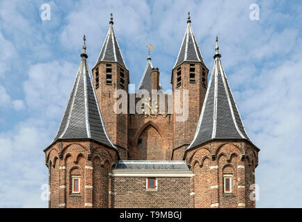 Detaillierte Ansicht der Amsterdamse Poort, ein ehemaliges Stadttor und historische Wahrzeichen in der Stadt Haarlem, Nord Holland, Niederlande. Stockfoto