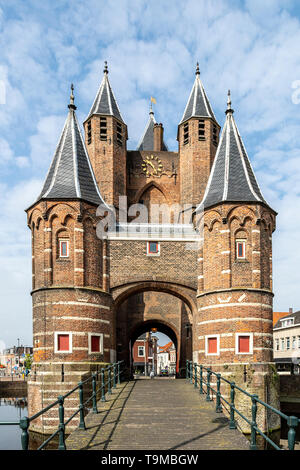 Die amsterdamse Poort, ein ehemaliges Stadttor und historische Wahrzeichen in der Stadt Haarlem, Nord Holland, Niederlande. Stockfoto