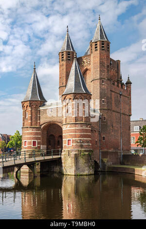 Die amsterdamse Poort, ein ehemaliges Stadttor und historische Wahrzeichen in der Stadt Haarlem, Nord Holland, Niederlande. Stockfoto