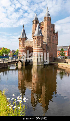 Die amsterdamse Poort, ein ehemaliges Stadttor und historische Wahrzeichen in der Stadt Haarlem, Nord Holland, Niederlande. Stockfoto