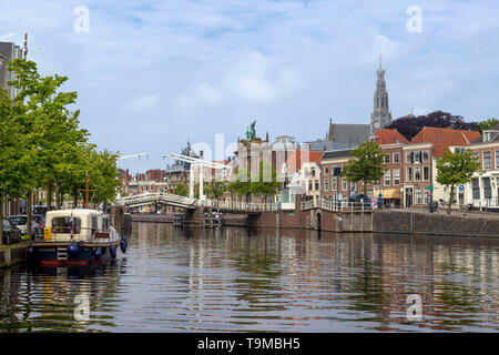 Malerische Aussicht auf Gravestenenbrug, einem berühmten Zugbrücke über den Fluss Spaarne, Haarlem, Nord Holland, Niederlande. Stockfoto