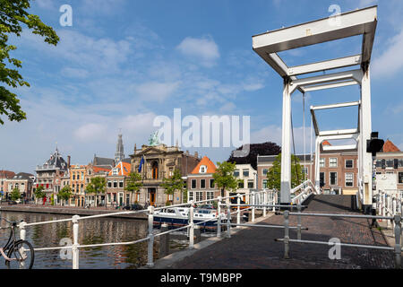 Gravestenenbrug, einem berühmten Zugbrücke über den Fluss Spaarne mit Blick auf das Teylers Museum auf Spaarne, Haarlem, Nord Holland, Niederlande. Stockfoto