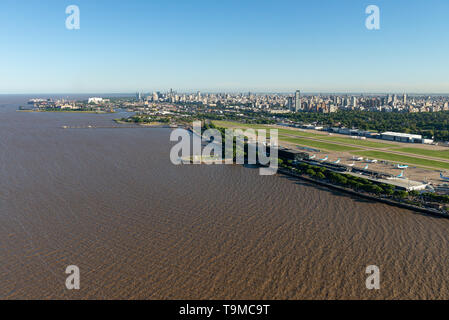 Luftbild Anzeigen des ganzen Aeroparque Internacional Ing. Jorge Alejandro Newbery am Fluss Rio de la Plata mit der Hauptstadt Buenos Aires in der Stockfoto