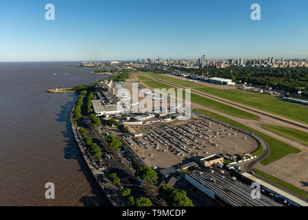 Luftbild Anzeigen des ganzen Aeroparque Internacional Ing. Jorge Alejandro Newbery am Fluss Rio de la Plata mit der Hauptstadt Buenos Aires in der Stockfoto