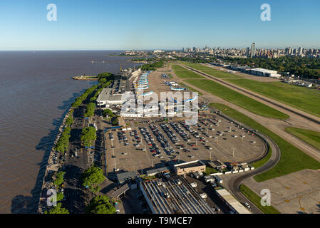 Luftbild Anzeigen des ganzen Aeroparque Internacional Ing. Jorge Alejandro Newbery am Fluss Rio de la Plata mit der Hauptstadt Buenos Aires in der Stockfoto