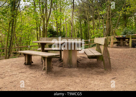 Holz- Picknick Tisch und Bänke an den Eichhörnchen finden, Formby, Merseyside, England, Großbritannien Stockfoto